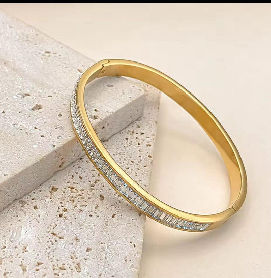 18 K Aveline Bangle
