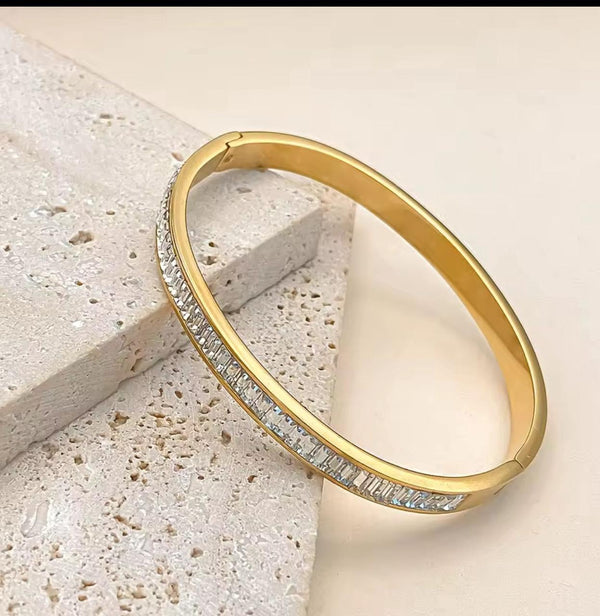 18 K Aveline Bangle