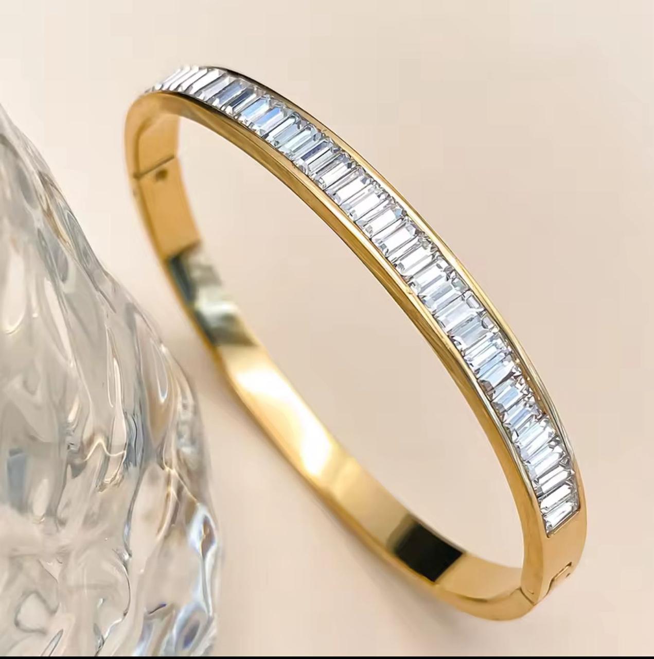 18 K Aveline Bangle